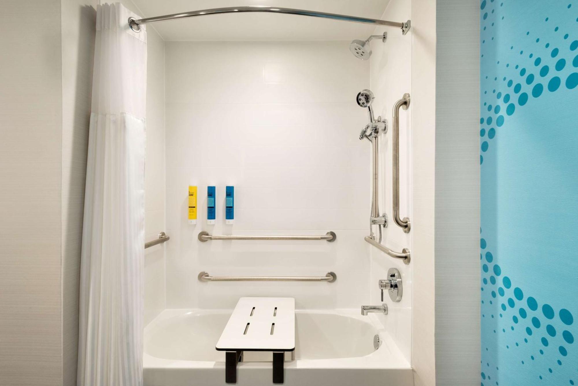Tru By Hilton Cedar Rapids Westdale Otel Dış mekan fotoğraf