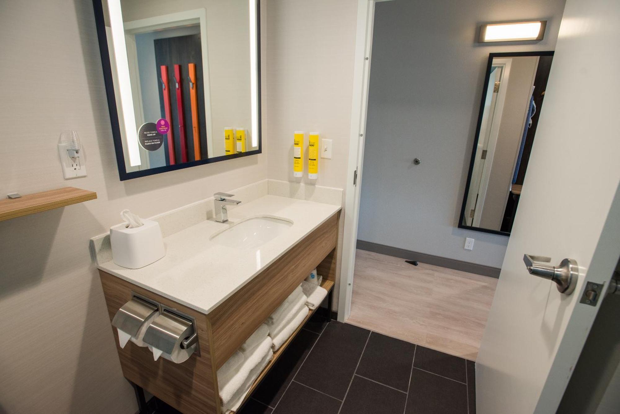 Tru By Hilton Cedar Rapids Westdale Otel Dış mekan fotoğraf