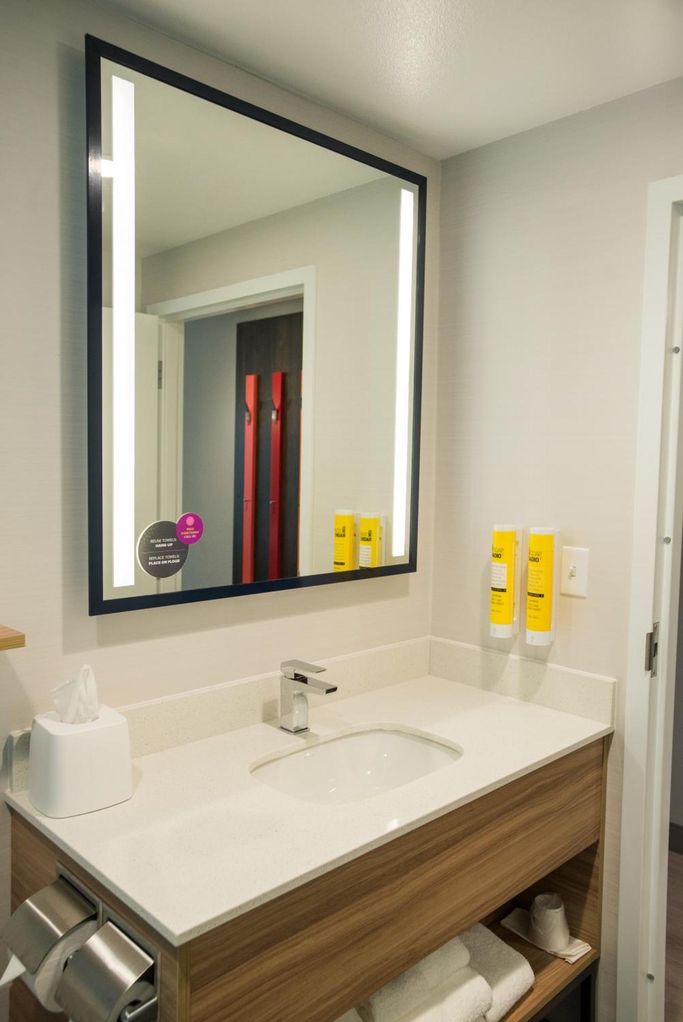 Tru By Hilton Cedar Rapids Westdale Otel Dış mekan fotoğraf